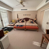 スーツケース広げ放題、子供たち早速くつろぐ