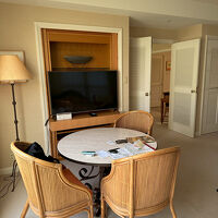 ここに座って外の景色を眺めていました