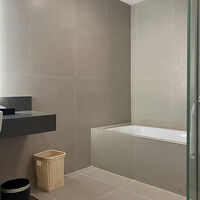 大きなバスタブにシャワーブース付き、湯温も素晴らしい