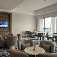 エグゼクティブラウンジ、なかなかの広さもありましたし… 