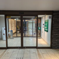 エントランス。フロントはエレベーターを上がって２階です。