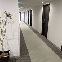 お部屋前の廊下。すっきりとしていて明るく清潔。