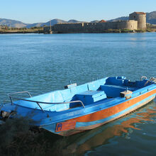 ブトリントの古代都市遺跡と城の間にあるヴィヴァリ水路は…、