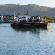 …こんなケーブル・フェリーで渡れます。