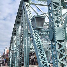 レトロ調の歩道照明は近年の改修で付加されたもの