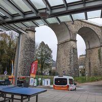 目の前が鉄道橋で雰囲気良し