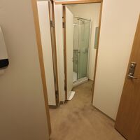 バスルーム、トイレは共同なので注意