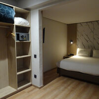 ダブルベッドでゆったり。金庫もありました。