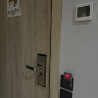 室内ドア付近のカードキー差込口。表示がないのでよくわからい。