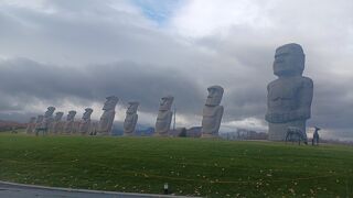 観光スポットの霊園（モアイ像にストーンヘンジ）