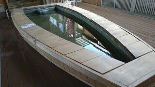 早朝深夜でも入れる源泉かけ流しの足湯