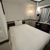 シングルだけどセミダブルのベッド。快適。