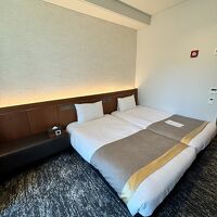 バリアフリーの部屋でベッドの配置が独特