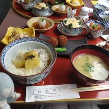 きれいな器が欲しくなったらお隣の陶器店で