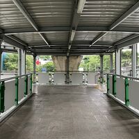 トンロー駅エカマイ側改札を出たら、そのまま直進