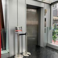 その裏側に地上へのエレベーター有り！右手にホテル見えてます