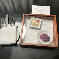 ターンダウン時には小菓子が置かれます…良いサービスですね