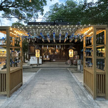 現人神社、風鈴まつりの風鈴棚と拝殿・本殿。
