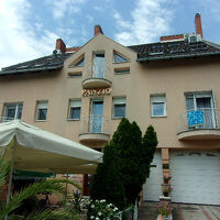 静かな住宅街にあります