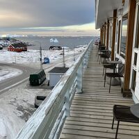部屋のバルコニー、夕日や遠くに氷河が見える