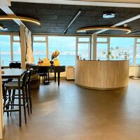 レセプションと、奥には海側の眺め