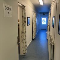 各ドミトリーはカーテンのみ。夜はお静かに