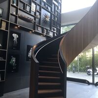 エントランス。2階がフロントデスク。エレベーターで