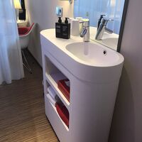 左手がシャワー。此処にドライヤー・タオルあり