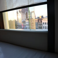 ベッドと外の景色・カーテン・雨戸は自動です