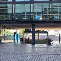 メトロの入り口もすぐ。向こう側の道路がメトロ駅