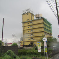 バス旅で映ったバス停とホテル