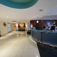 右がフロント、左が売店※売店の品はフロントで部屋付可能