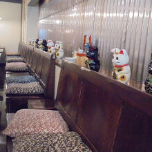 テーブル席　招き猫がいっぱい