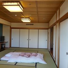 12＋6畳和室の12畳の入口側です。