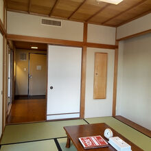 12＋6畳和室の6畳和室の入口側です。