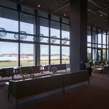 ロビーです。柴山潟の眺めが良いです。足湯は休業中でした。