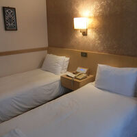 室内は狭い。そのためベッドは小さく横幅も狭い