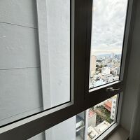 隙間から少し外が見える程度