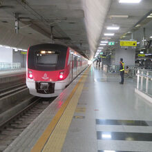 バンスー駅でのレッドライン車両