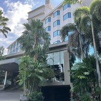 緑に囲まれたシティリゾート風ホテルです