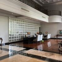 レセプションデスクが2台、着席しての手続きになります