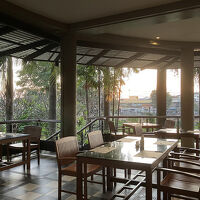 レストランのテラス席、涼やかな風に吹かれて雰囲気最高でした