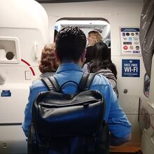 搭乗口でお菓子が配られた