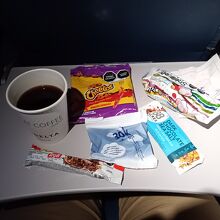 機内でも お菓子とドリンク が配られた