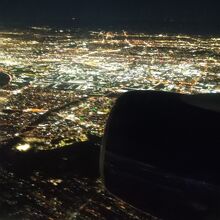 もうじきロサンゼルス空港到着、夜景が綺麗だ