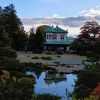 池に映る洋館