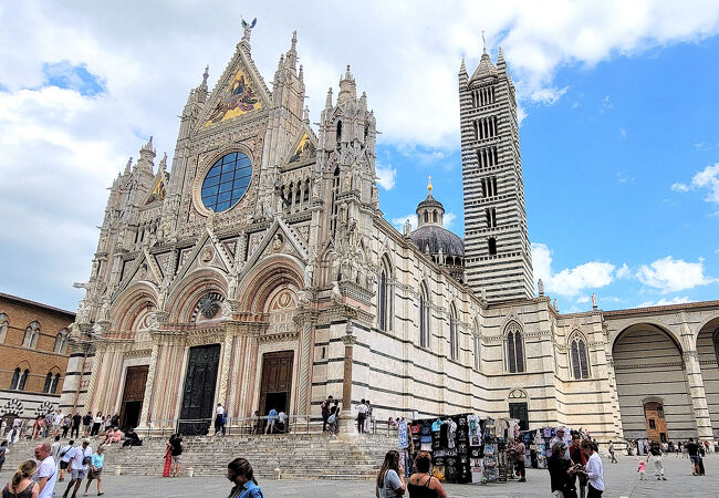 イタリア　ドゥオーモ ミラノのドゥオーモ - Wikipedia