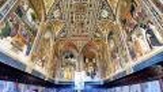 ピッコローミニ家の図書室