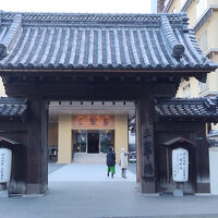 歴史を感じさせる三翠園の門