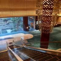 玄関からエスカレーターで下るとフロント。ユニーク